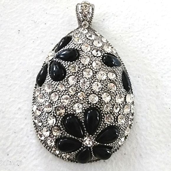Jewelry - Black Gemstone Silvertone Pendant